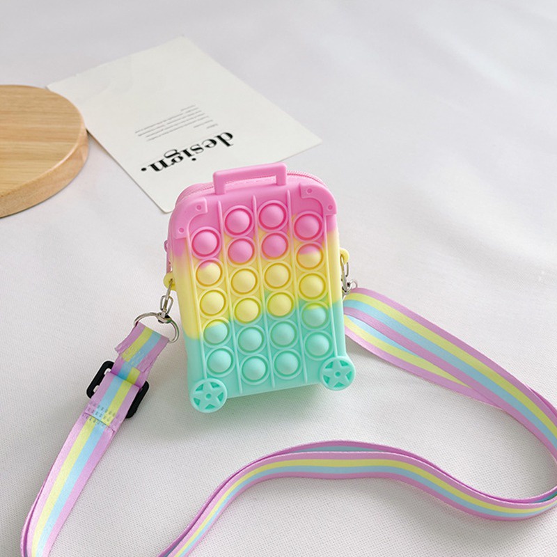 Balo đeo vai bằng silicone giúp giảm căng thẳng cho bé gái