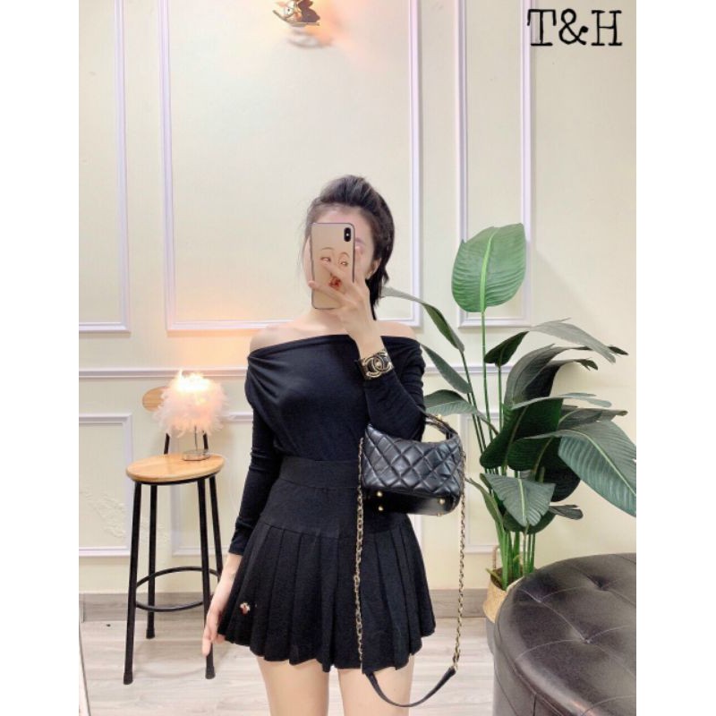 Chân váy xếp li tag logo hàng QC | BigBuy360 - bigbuy360.vn