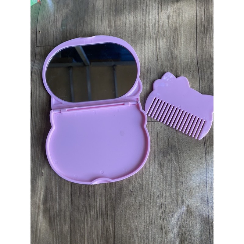Gương mini hình doremon - hellokitty bỏ túi kèm lược