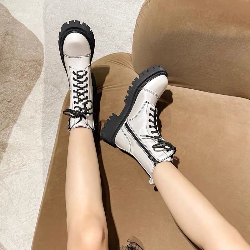 Boots trắng gót đen cao 5p dễ dàng phối đồ