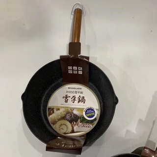 Chảo vân đá đen đáy từ sâu lòng cán gỗ