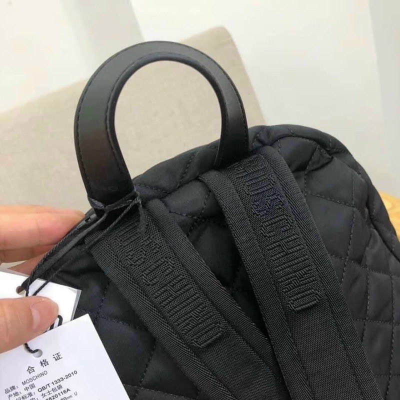 Balo M.o.z.c.h.i.nio chần vuông logo vàng