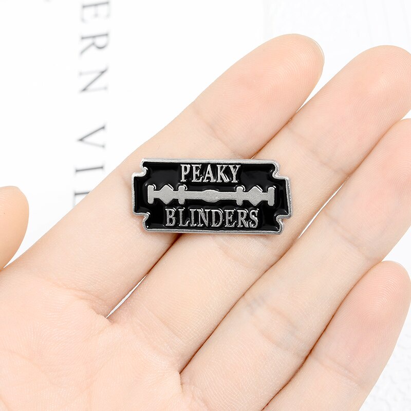 Ghim cài áo hình dao cạo màu đen phong cách punk cổ điển