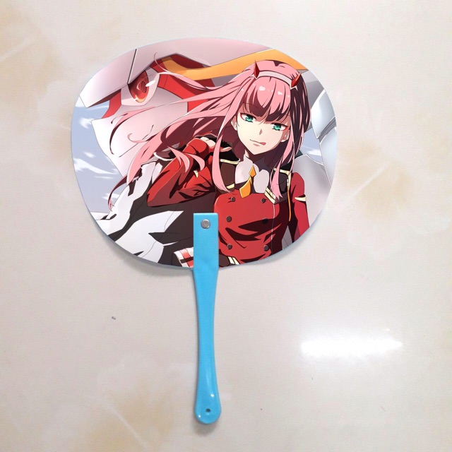 Quạt darling in the Franxx in 2 mặt ảnh khác nhau cán ngẫu nhiên