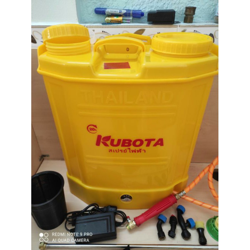 bình xịt điện KUBOTA 20L phun thuốc trừ sâu và thuốc khử trùng.