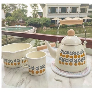 Ấm đun nước trà, trà, cà phê phong cách vintage