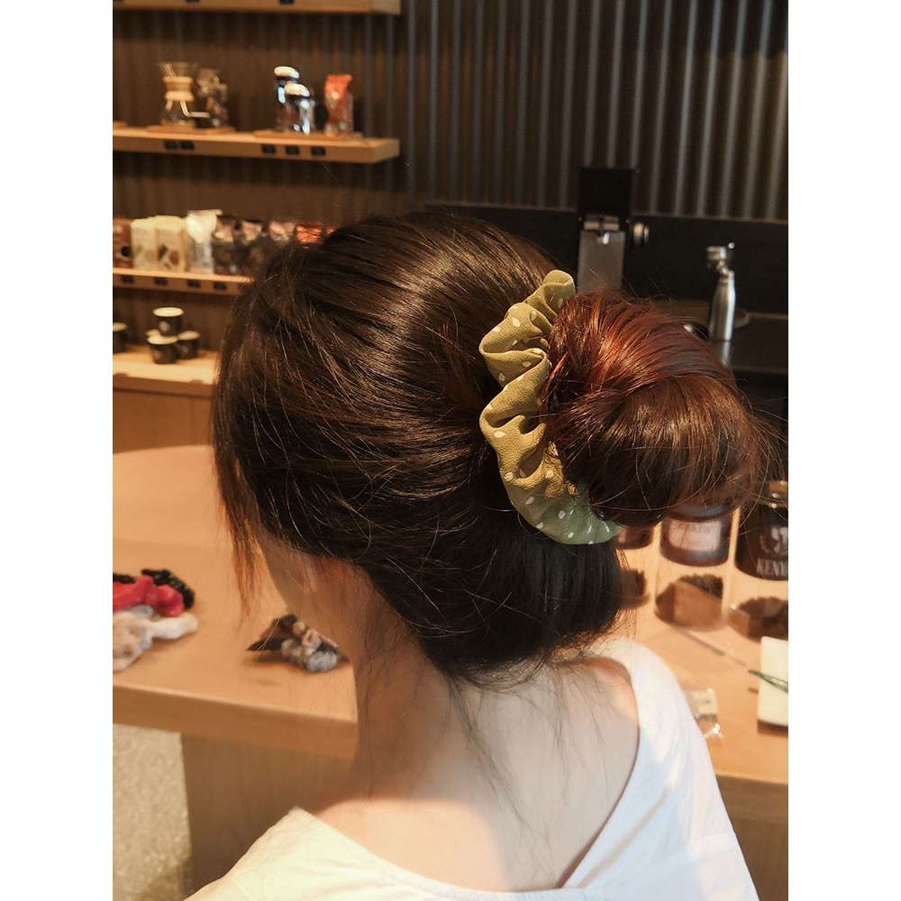 Buộc tóc vải voan chấm bi phong cách retro