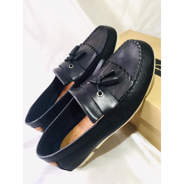 Giày Clarks : chính hãng xách tay , thương hiệu nổi tiếng đến từ Anh , thương hiệu này đặc biệt ở Vn không có nhé