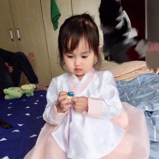 Hanbok cho bé (ảnh thật bộ cuối áo trắng váy đỏ kèm dây treo hueanhshop