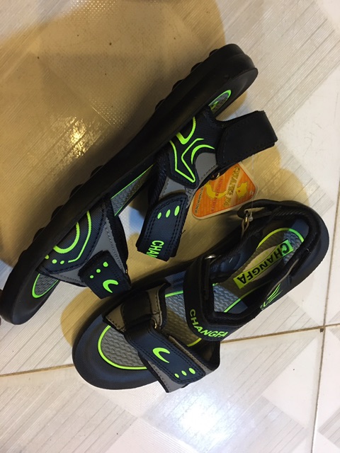 Giày xăng đan đế đúc chống nước