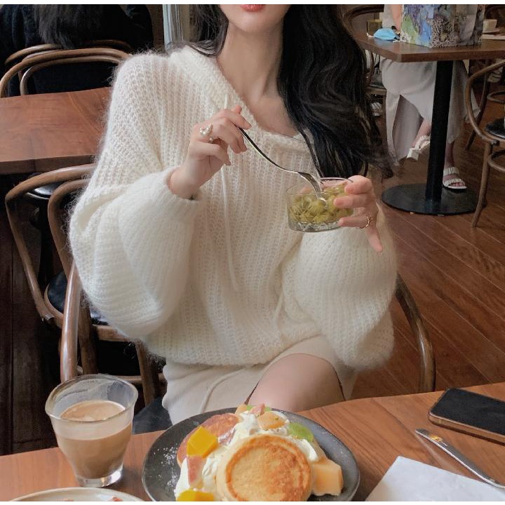 Áo len chui đầu dáng rộng màu trắng sữa mềm mại thời trang mùa đông cho nữ