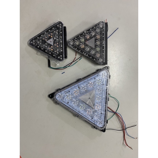 Đèn hậu ô tô led tam giác