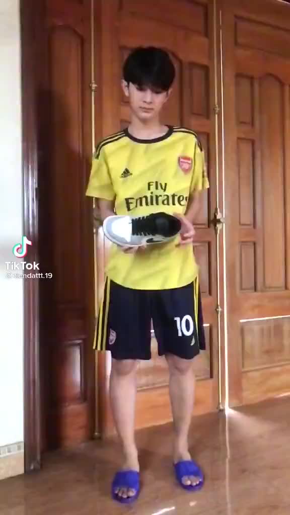 Áo sơ mi đen nam trơn dài tay dáng ôm Hàn Quốc Áo sơ mi nam dài tay đẹp vải lụa thái chống nhăn xù không phai màu | BigBuy360 - bigbuy360.vn