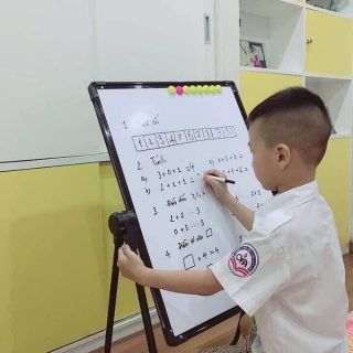 Bảng học cho bé về hàng ạ! 
Mẫu mới Bảng to có 2 mặt viết bút viến phấn lại còn dính đc nam châm nữa. Kèm 2 bút và 1 mú