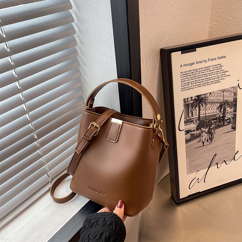 Túi IELGY đeo một bên vai phong cách retro dễ phối đồ thời trang cho nữ