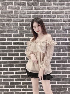 Áo bèo trễ vai chấm bi mặc được 2 kiểu