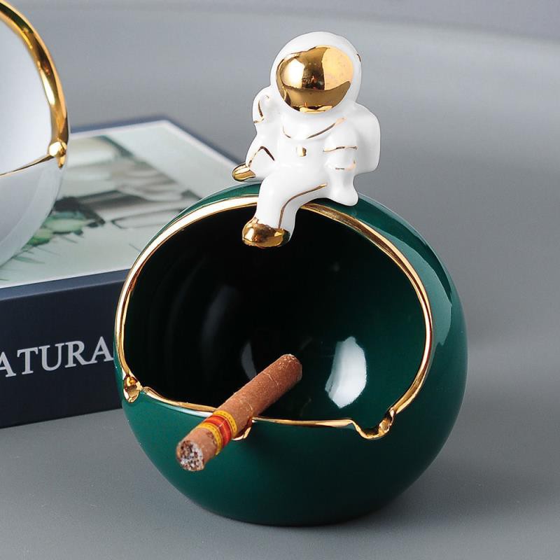Gạt tàn thuốc bằng gốm hình phi hành gia sáng tạo trang trí phòng khách