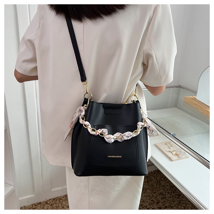 Túi Đeo Vai Dáng Xô Phối Dây Xích Thời Trang Cho Nữ