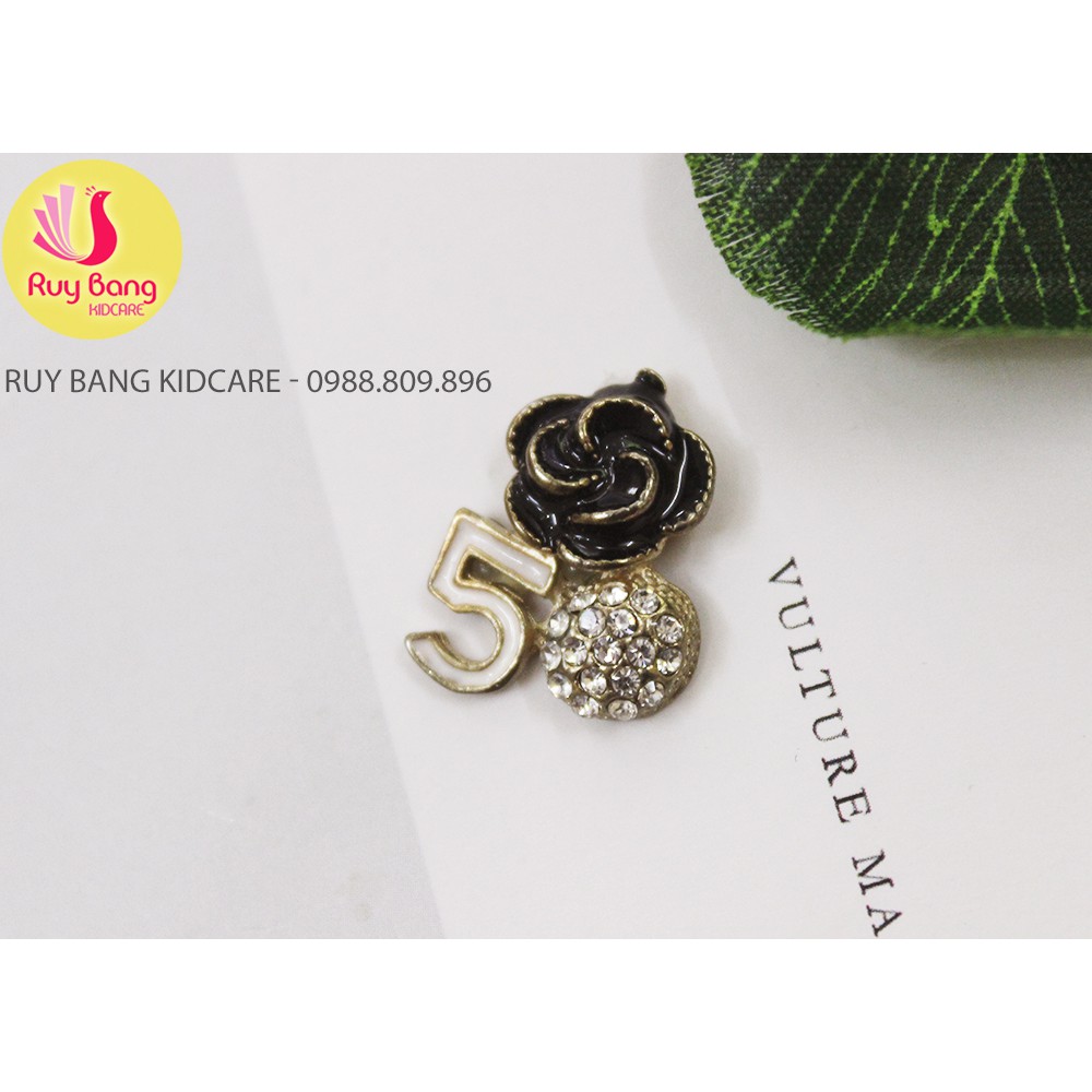 Cành lá kim loại, center đá đính hoa vải handmade