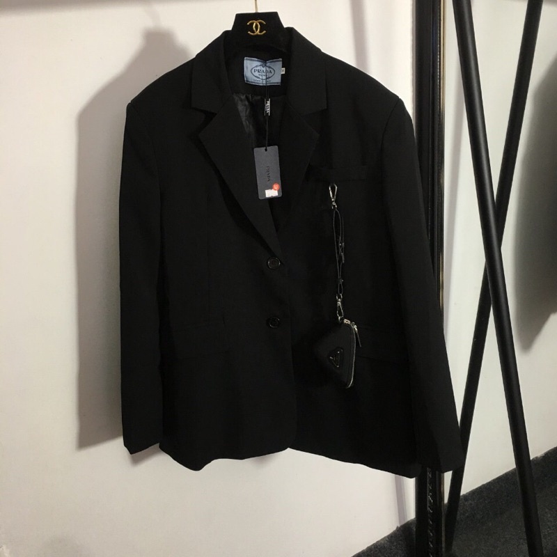 Áo khoác blazer màu đen trơn logo thương hiệu thời trang Prada cao cấp