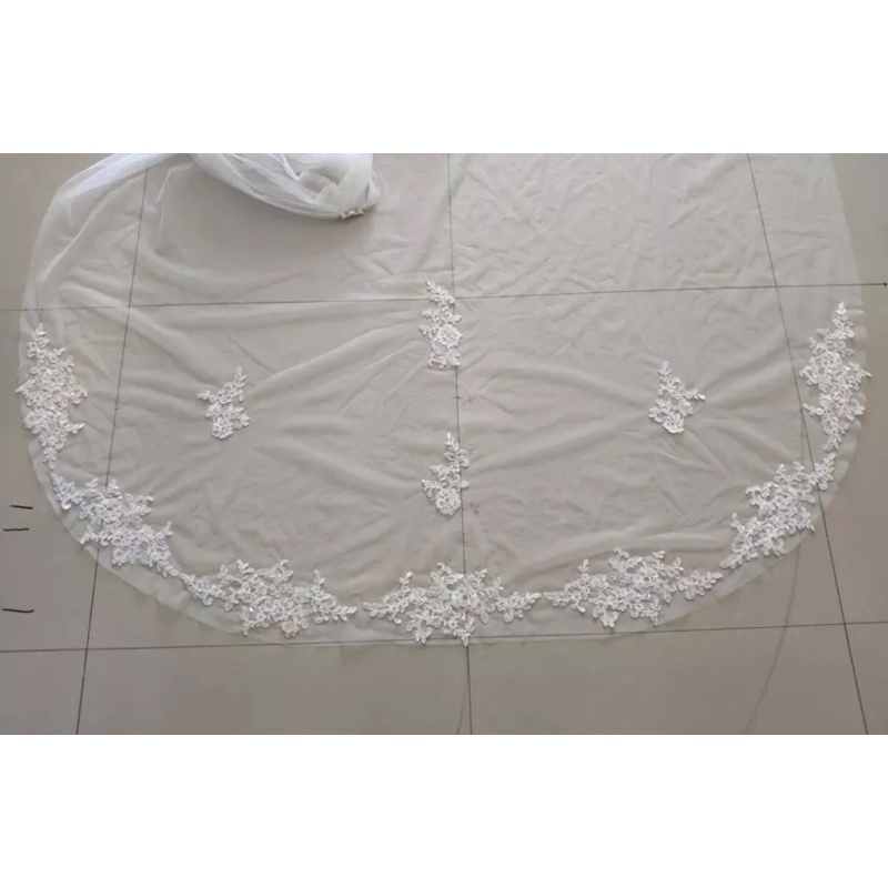 Cài áo- đuôi váy cưới có thể tách làm lúp cô dâu