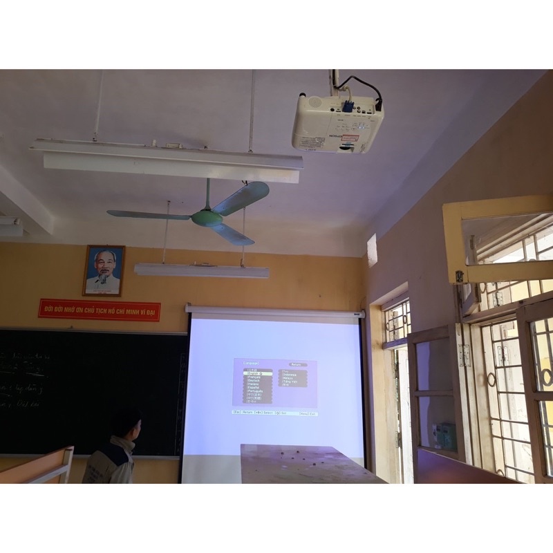 Giá treo máy chiếu hàng nhập khẩu.