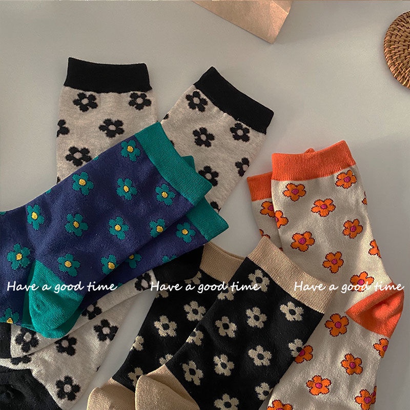 Đôi vớ họa tiết hoa dễ thương bắt mắt sành điệu