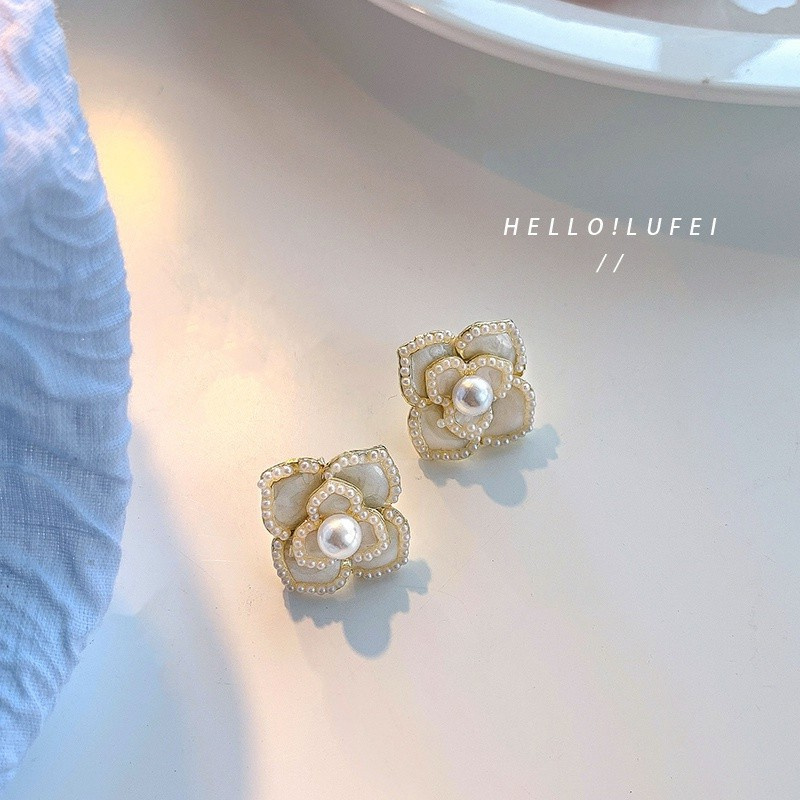 Khuyên tai mặt hình hoa trà đính ngọc trai nhân tạo thời trang Hàn Quốc