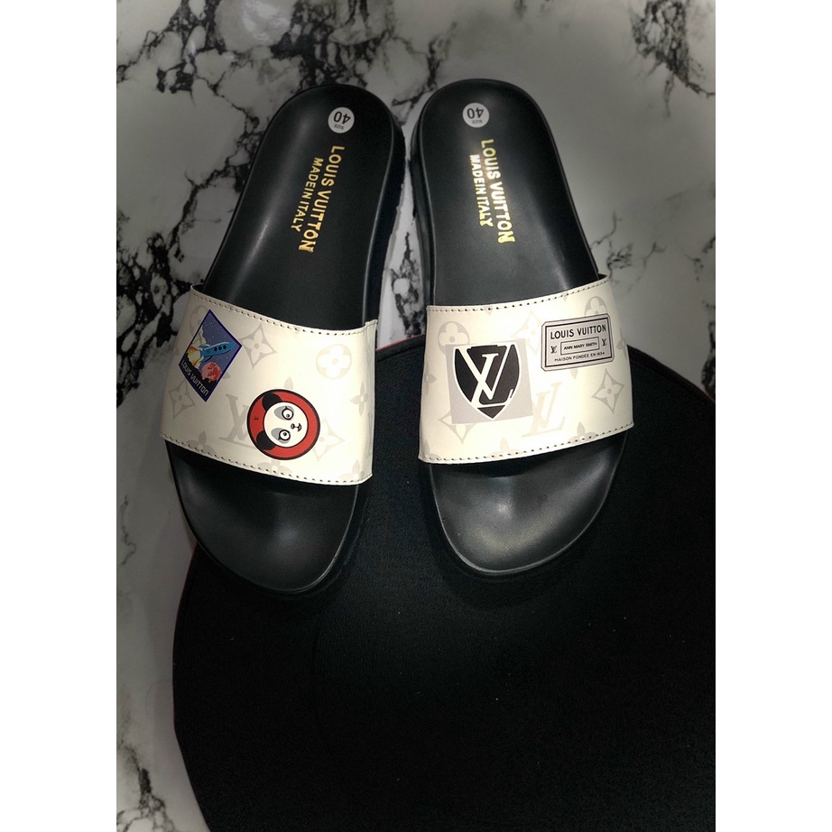 Dép Da PU Quai Ngang Nam, Nữ, Unisex LV Họa Tiết Dễ Thương Thiết Kế Cao Cấp, Mang Êm Chân, Chất Lượng