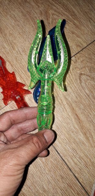 Một cái mô hình bằng nhựa để trưng bày dài 15cm