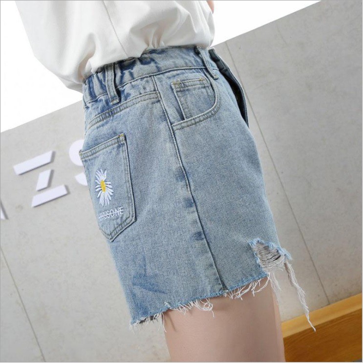 Quần Short Jeans Nữ 🍓FREESHIP🍓 Quân Ngố Lửng Nữ Dáng Xuông Vải Bò Thêu Hoa Cúc | BigBuy360 - bigbuy360.vn