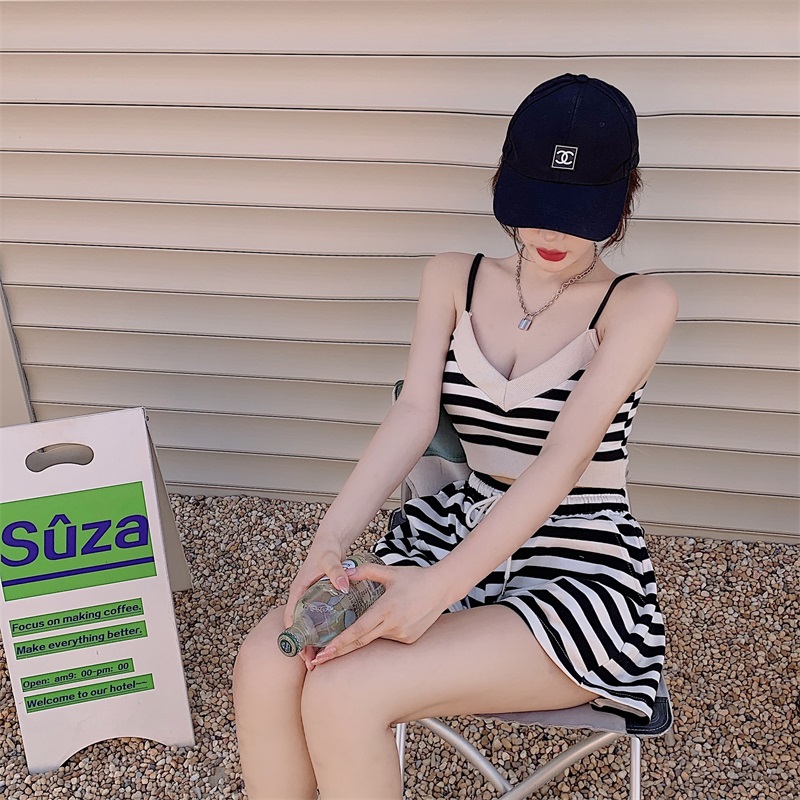 Set Áo Hai Dây Họa Tiết Kẻ Sọc Và Quần Ngắn Ống Rộng Thời Trang Dành Cho Nữ | BigBuy360 - bigbuy360.vn