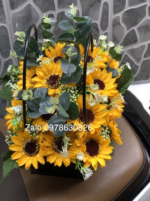 Hoa sáp hướng dương, giỏ hoa sáp hướng dương kết hợp lá Mimosa đẹp sang trọng.