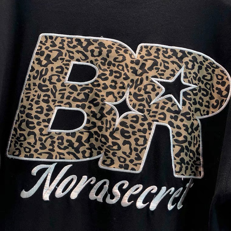 Áo Thun Hoa Tiết Đốm Chữ Thêu Blackgts Tee