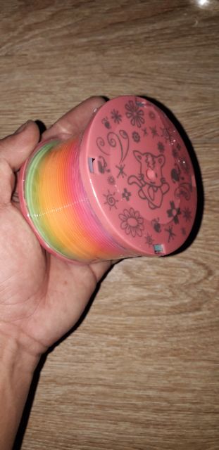 Chiếc lò xo cầu vồng 7 màu bằng nhựa đường kính 10cm