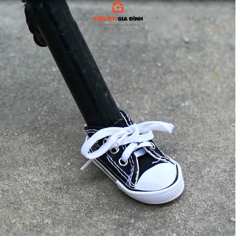 Vỏ bọc chân chống xe máy hình giày converse kèm móc khóa thể thao mini vui nhộn