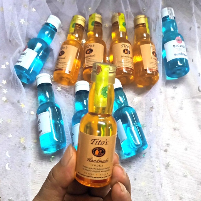 đồ trang trí bánh sinh nhật [FREESHIP❤️] bình mô phỏng voddka tito's có chất lỏng
