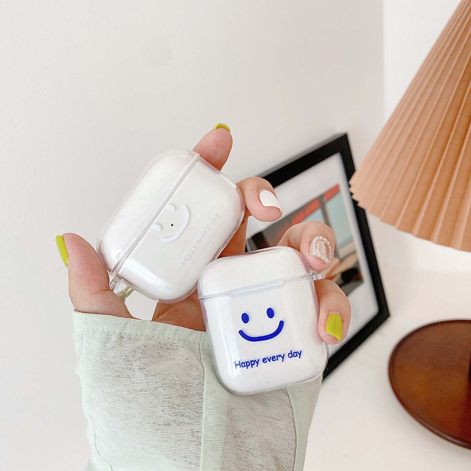 Hộp đựng tai nghe bluetooth bằng nhựa trong suốt họa tiết ký tự cho Apple Airpods 2 | BigBuy360 - bigbuy360.vn