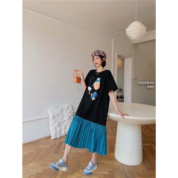 Đầm thun đen dáng suông cổ tròn phối đuôi cá xanh xếp ly ngực in hình tay ngắn 2602