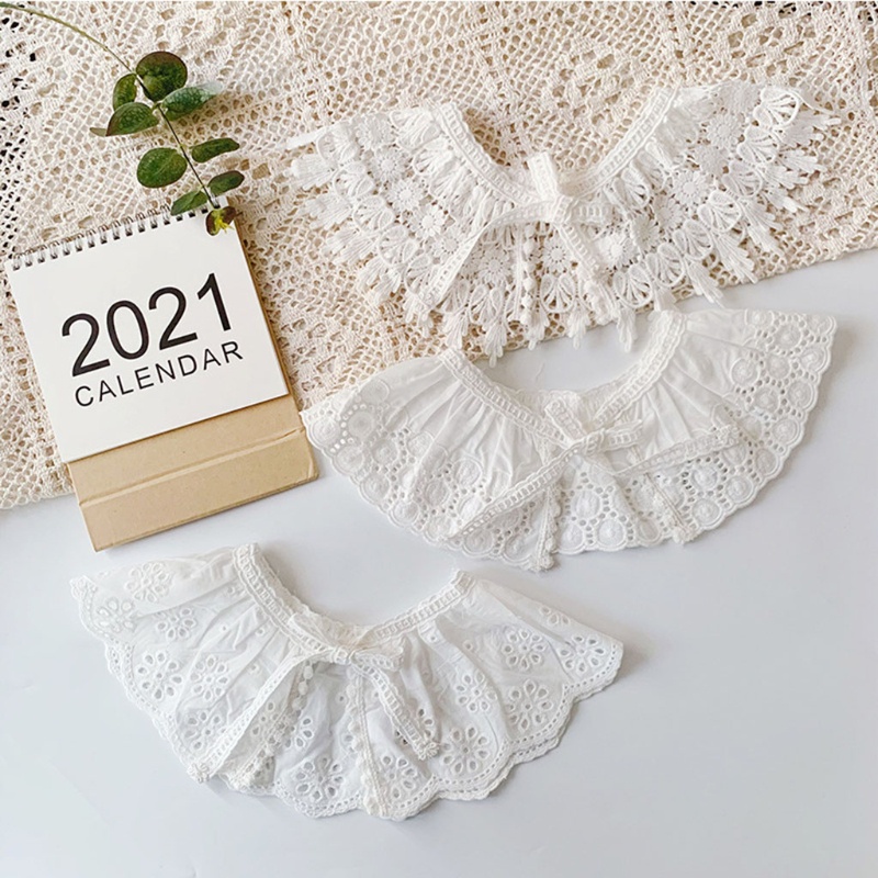 Yếm choàng cổ chất liệu cotton mềm mại phối ren khoét lỗ cho bé