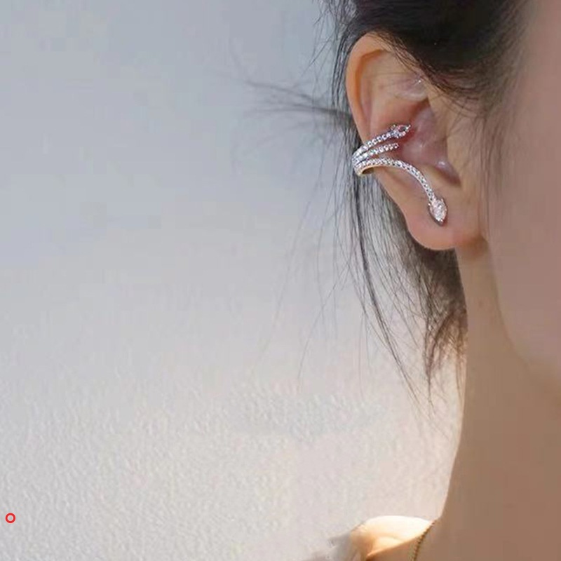 Bông tai hình rắn đính đá phong cách punk