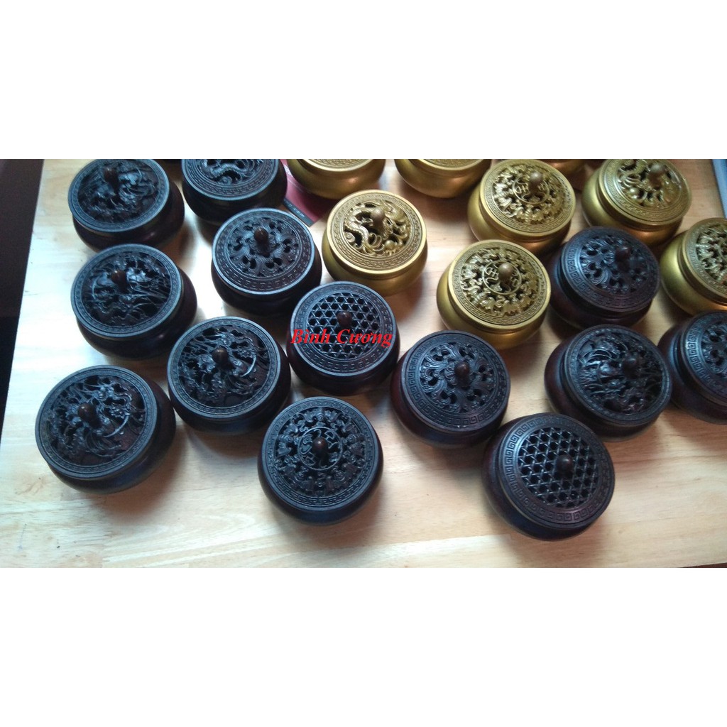 Lư xông trầm bằng đồng diện mạo cổ kính