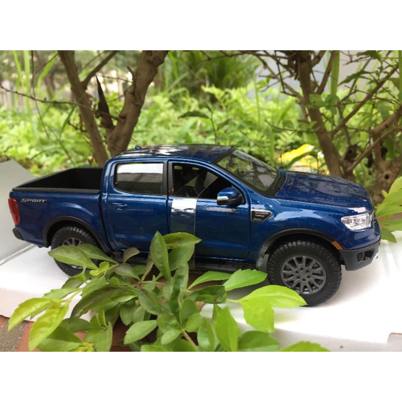 Xe mô hình ô tô bán tải Ford Ranger tỷ lệ 1/27 hãng Maisto.