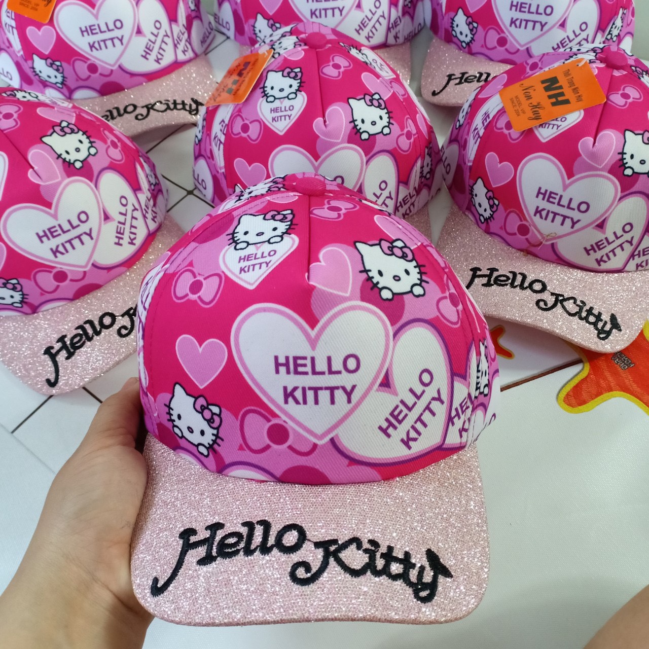 MŨ LƯỠI TRAI BÉ GÁI SÀNH ĐIỆU CÁ TÍNH