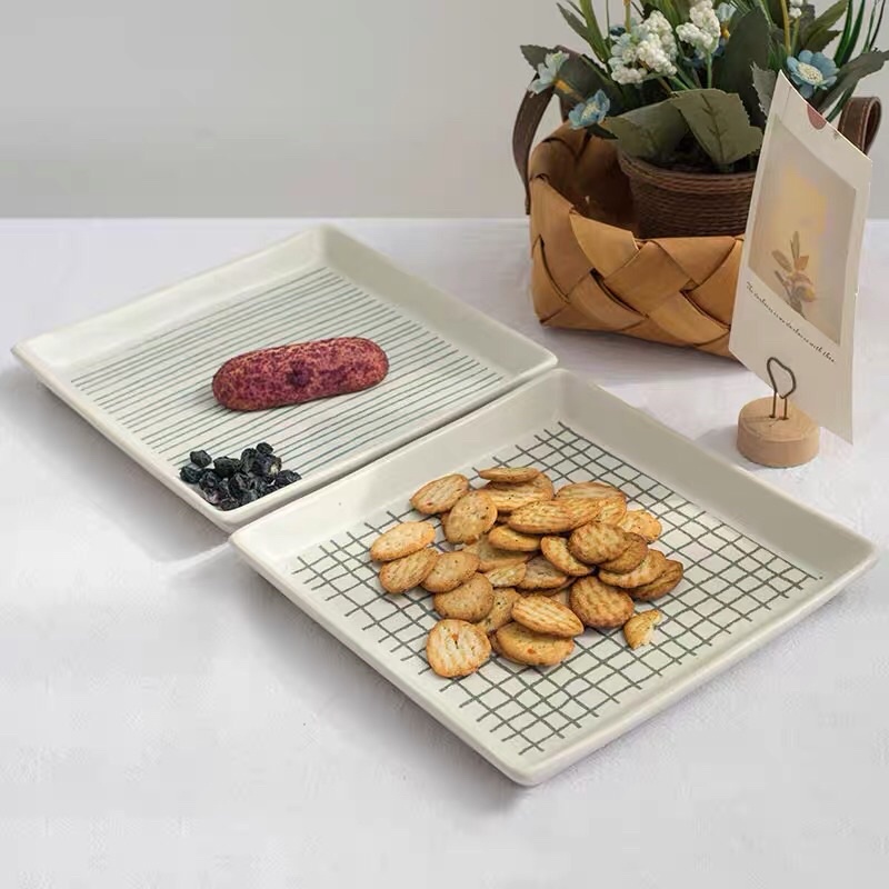 Đĩa gốm sứ hình vuông hoạ tiết kẻ vẽ tay thủ công vintage