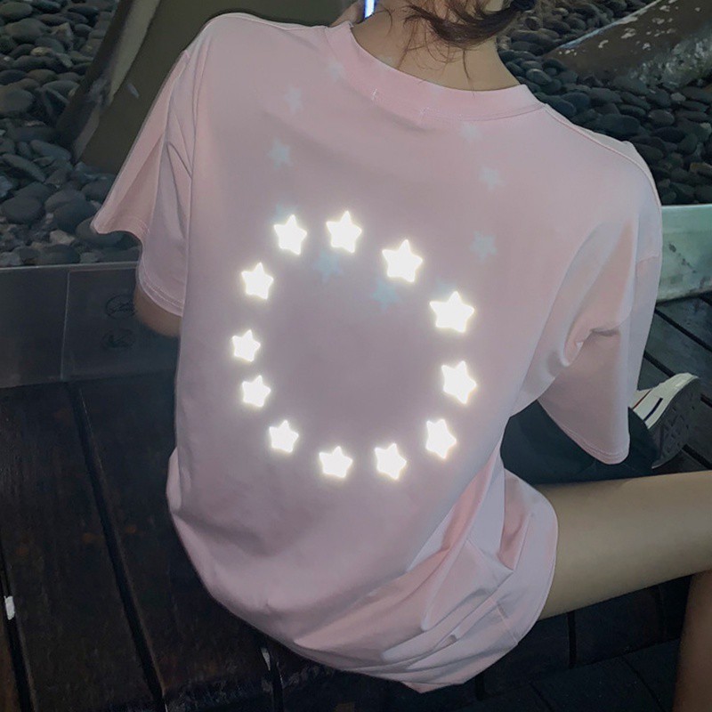 Áo thun cổ tròn hoạ tiết chữ và ngôi sao phản quang