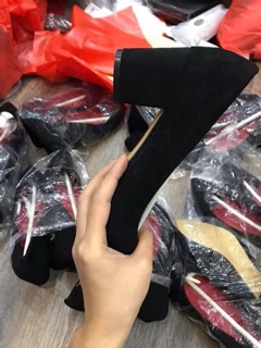 Giầy đen gót vuông