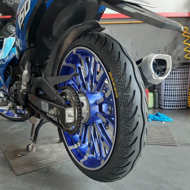 Vỏ Maxxis 110/70-17 với gai kim cương 3D không ruột