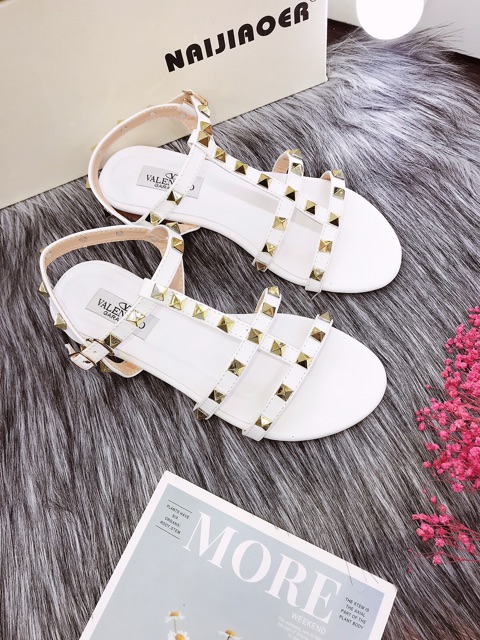Sandal đinh tán