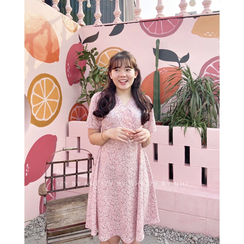 [Mã SKAMA06 giảm 8% tối đa 50K đơn 250K] ĐẦM VÁY HOA NHÍ HỒNG CỔ V - VÁY XUÂN - IZYBYNHI | BigBuy360 - bigbuy360.vn